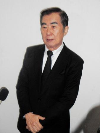 桂三金さんの通夜で取材対応する師匠の桂文枝＝大阪市内の斎場