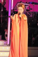 骨折しながらも熱唱する辺見マリ＝東京・中野