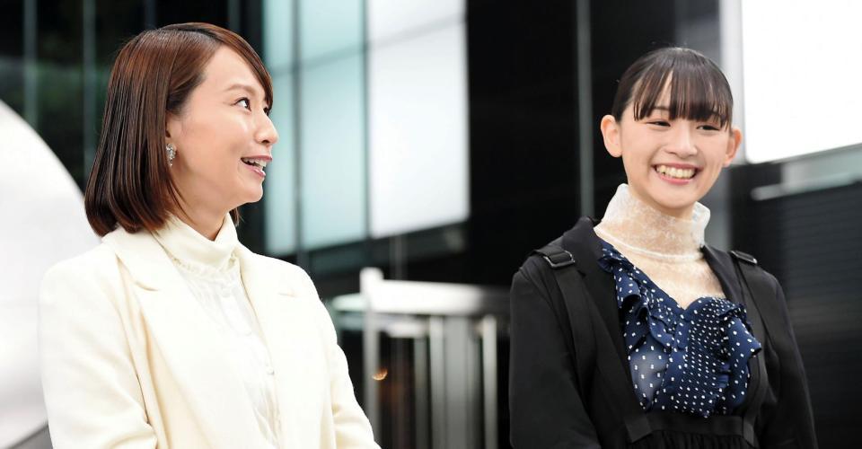 イベント後の会見で笑顔の鈴木亜（左）と浅川梨奈＝東京・エイベックス本社前