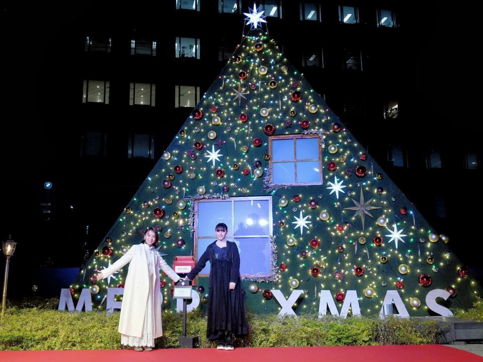 クリスマスツリーの点灯式を行う鈴木亜美（左）と浅川梨奈＝東京・エイベックス本社前