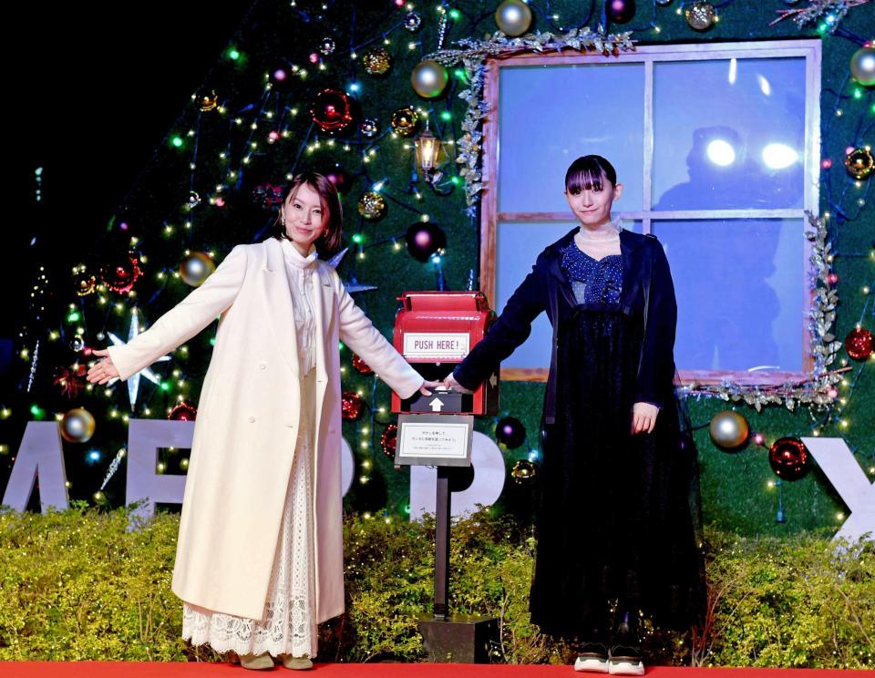 クリスマスツリー点灯式を行う鈴木亜美（左）と浅川梨奈＝東京・エイベックス本社前