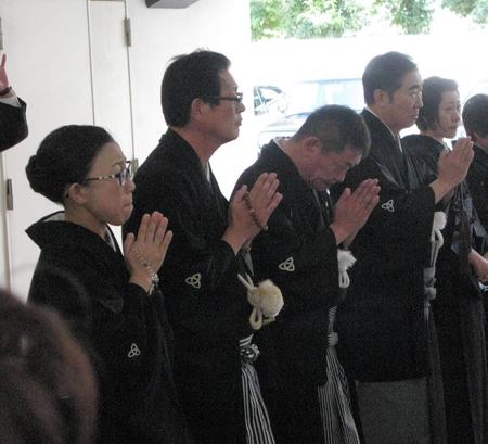 桂三金さんの棺を見送る桂文枝（右から２人目）ら＝大阪市内