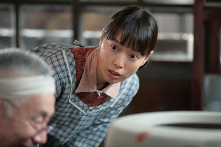 集中する深野（イッセー尾形）の驚くべき姿を目撃する喜美子（戸田恵梨香）