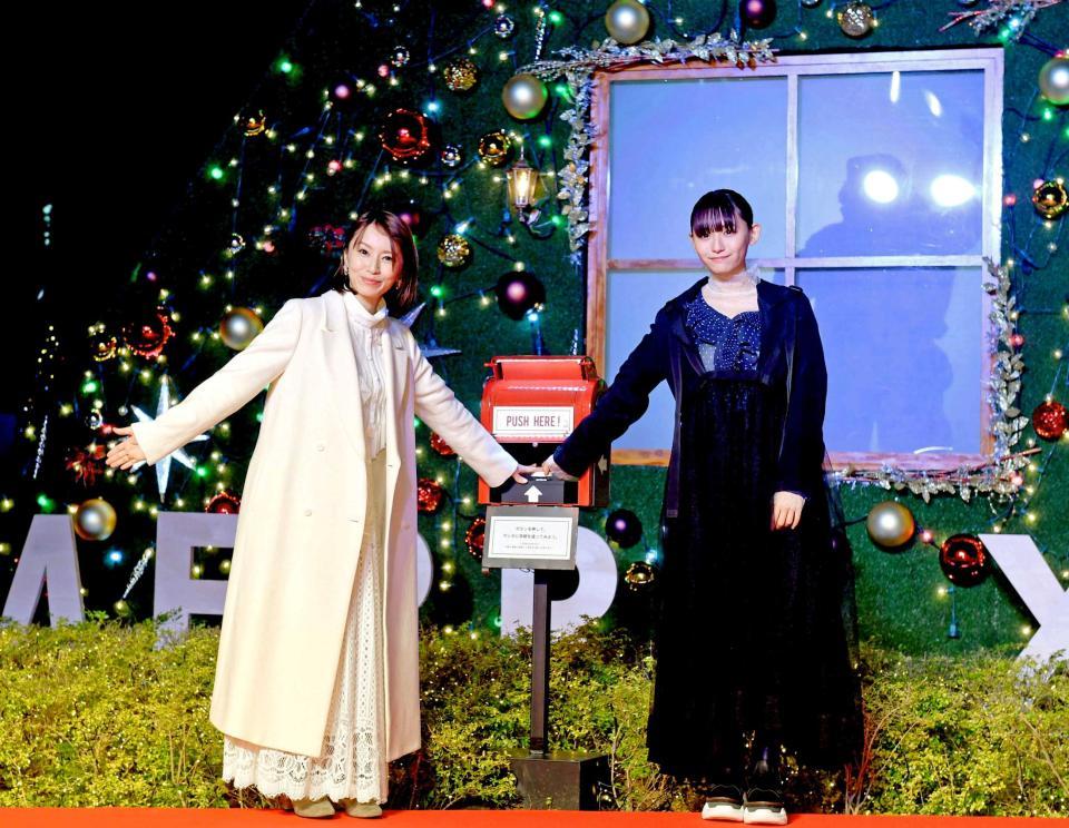 　クリスマスツリー点灯式を行う鈴木亜美（左）と浅川梨奈＝東京・エイベックス本社前