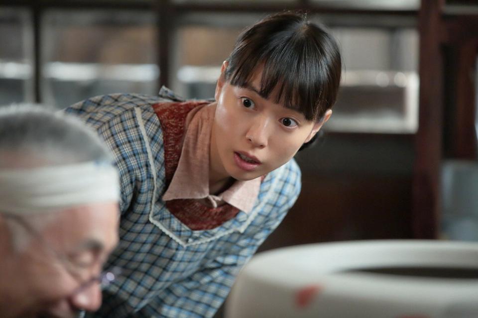 集中する深野（イッセー尾形）の驚くべき姿を目撃する喜美子（戸田恵梨香）