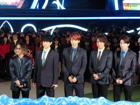 　クリスマスイベントに登場した関ジャニ∞の（左から）安田章大、横山裕、大倉忠義、丸山隆平、村上信五＝大阪市内