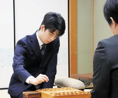 　久保利明九段との対局に臨んだ藤井聡太七段（左）＝大阪市・関西将棋会館