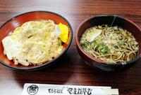 久保利明九段が注文した玉子丼・温そば付。お値段は８５０円