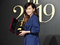 受賞を喜ぶ長谷川京子＝東京・Ｃｒｏｓｓ　Ｄｏｃｋ　Ｈａｌｌ