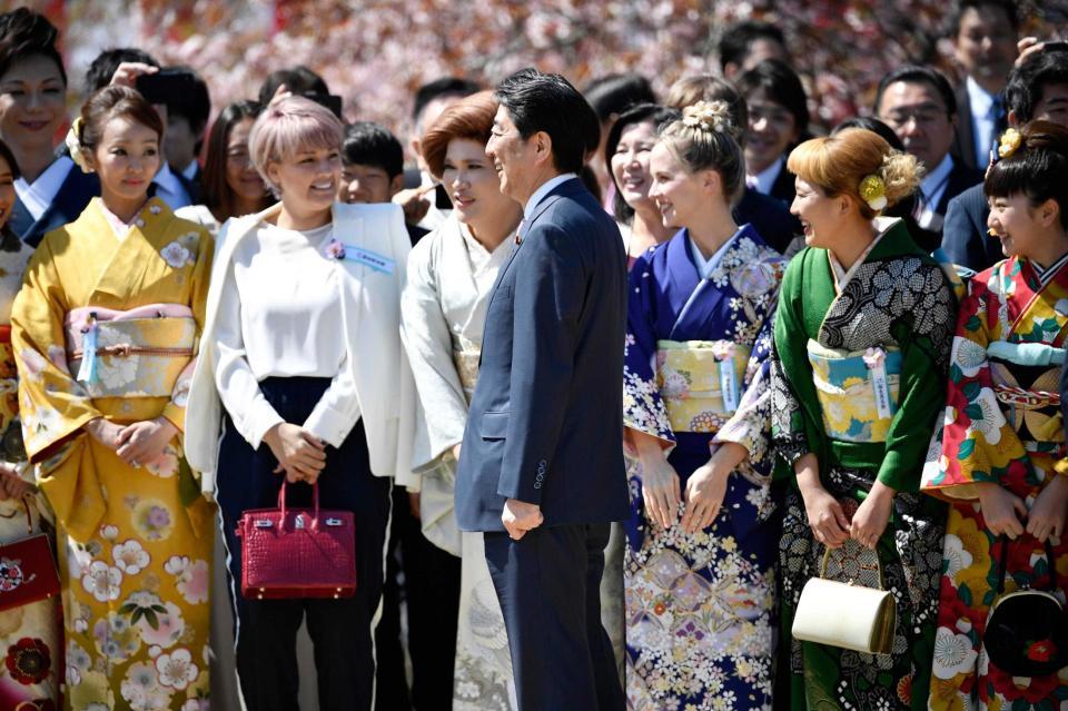 　「桜を見る会」での招待客と笑顔の安倍首相（中央）＝４月、東京・新宿御苑