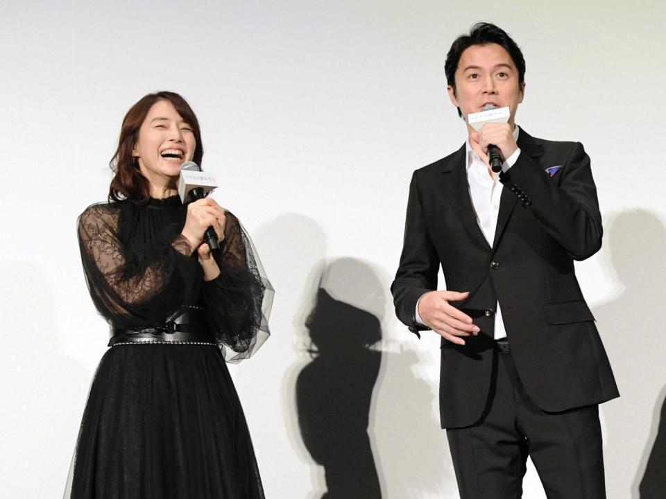 　映画でクラシックギターの魅力にはまり購入した石田ゆり子（左）と福山雅治＝ＴＯＨＯシネマズ六本木ヒルズ（撮影・三好信也）