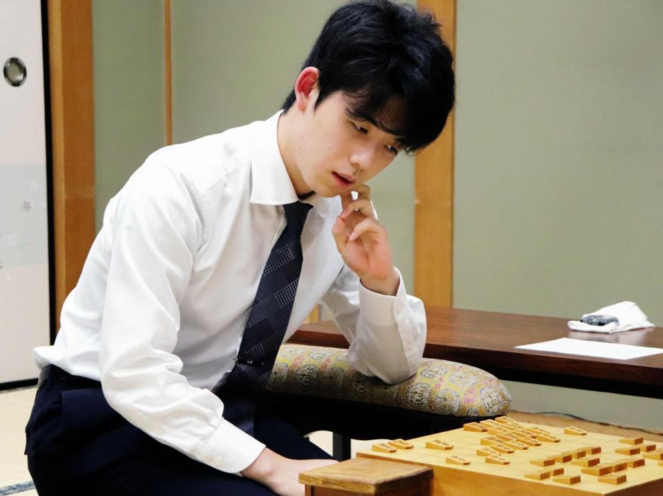 久保利明九段との対局を振り返る藤井聡太七段＝大阪市・関西将棋会館