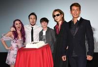 イベントで誕生日を祝福され感激のＹＯＳＨＩＫＩ（右から２人目）。右端はセロ、（左から）オータム・スティード（衣装担当）、デヴィッド・ヤロヴェスキー監督、ジャクソン・Ａ・ダン＝東京・ＴＯＨＯシネマズ六本木（撮影・開出牧）