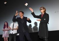 スペシャルイリュージョンを披露するセロ（左）と共演するＹＯＳＨＩＫＩ＝東京・ＴＯＨＯシネマズ六本木（撮影・開出牧）