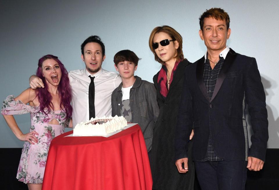 イベントで誕生日を祝福され感激のＹＯＳＨＩＫＩ（右から２人目）。右端はセロ、（左から）オータム・スティード（衣装担当）、デヴィッド・ヤロヴェスキー監督、ジャクソン・Ａ・ダン＝東京・ＴＯＨＯシネマズ六本木（撮影・開出牧）
