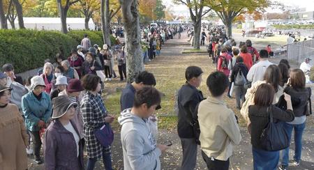 大勢のファンが上沼恵美子との握手のために列をなす＝万博記念公園（撮影・北村雅宏）