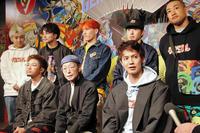 　田名網敬一氏（前列中）とのコラボアイテムを発売したＧＥＮＥＲＡＴＩＯＮＳ＝東京・表参道