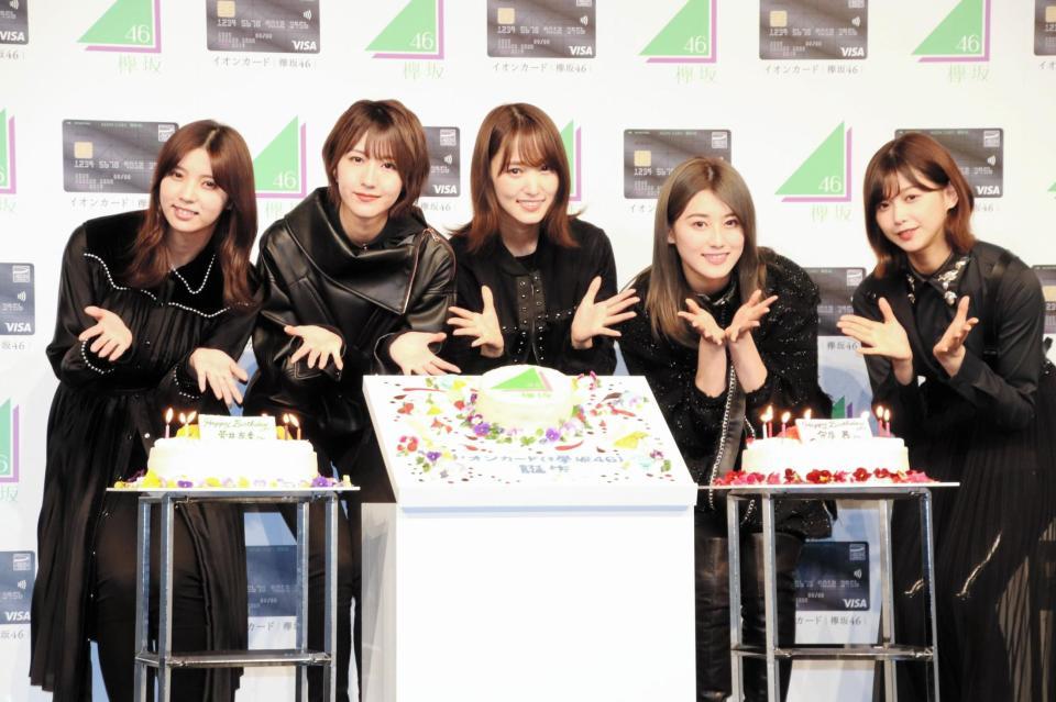 誕生月とあってケーキで祝われた欅坂４６の菅井友香と守屋茜（左から３、４人目）＝東京・新宿