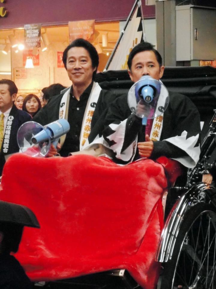 　人力車から映画「決算！忠臣蔵」をアピールする堤真一（左）とナインティナイン・岡村隆史＝京都市内