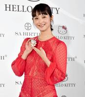 コラボ商品を持つ佐々木希＝東京・ＴＨＥ　ＧＲＡＮＤ　ＧＩＮＺＡ