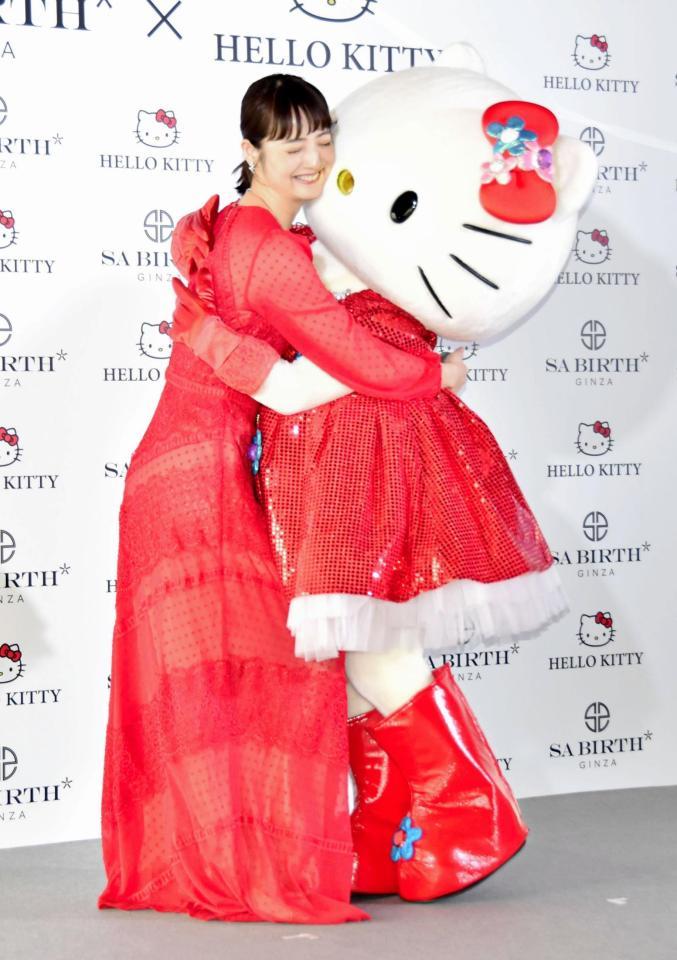 ハローキティとハグする佐々木希＝都内
