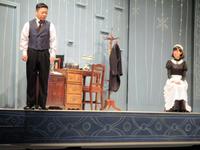 舞台「鎌塚氏、舞い散る」の公開フォトコールと初日前会見に登場した三宅弘城（左）とともさかりえ＝東京・本多劇場