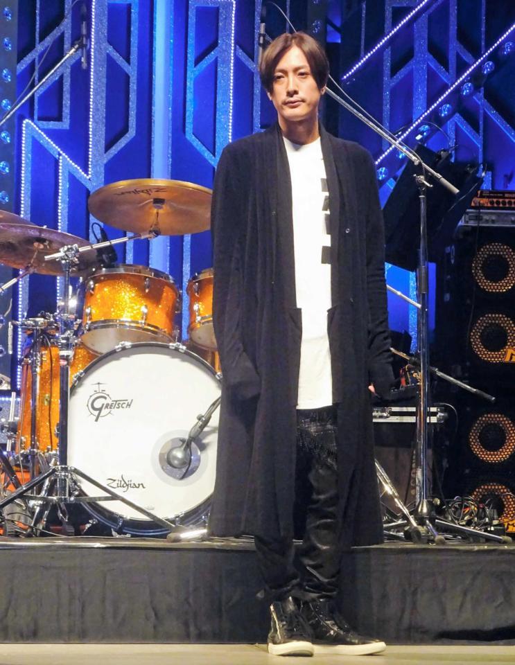 　ドラムの前で写真撮影に応じる内博貴＝東京グローブ座