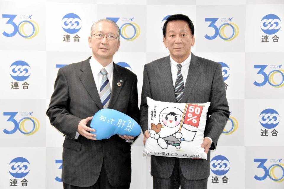 表敬訪問に訪れた杉良太郎（右）と神津里季生会長＝東京・日本労働組合連合総連合会