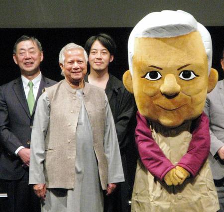 パネルディスカッションに参加した西野亮廣（左から３人目）。同２人目はノーベル平和賞受賞者のムハマド・ユヌス博士＝大阪市内