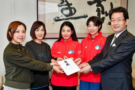 　公演に協力した大学生グループ「１１７ＫＯＢＥぼうさい委員会」のメンバーとともに目録を手渡す（左端から）花＊花のこじまいづみ、おのまきこ＝神戸新聞社