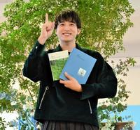 「Ｋｉｉｔｏｓ！」ポーズをする小関裕太＝東京・世田谷ものづくり学校