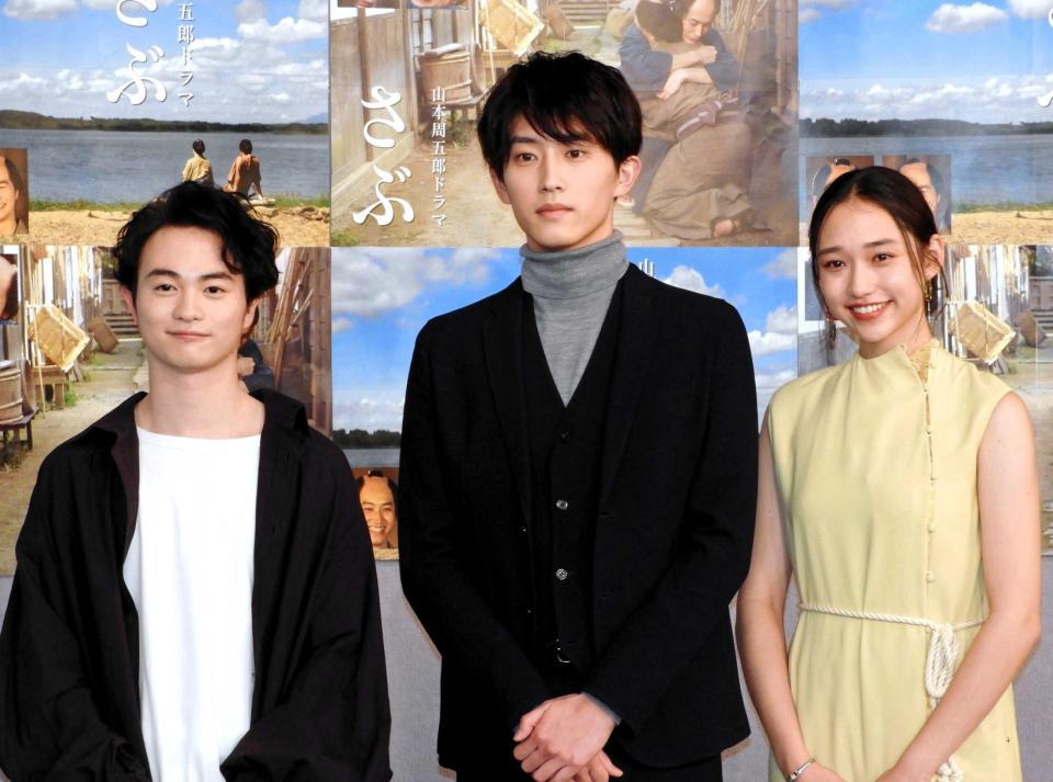 　会見した（左から）森永悠希、杉野遥亮、白本彩奈＝東京・渋谷のＮＨＫ