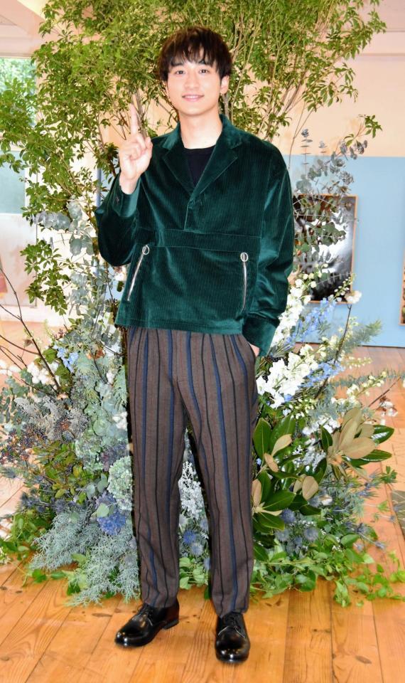 「Ｋｉｉｔｏｓ！」ポーズをする小関裕太＝東京・世田谷ものづくり学校