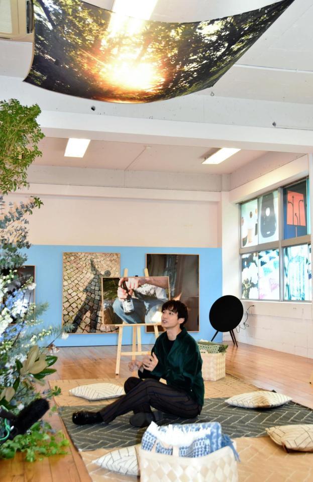 写真展のこだわりを説明する小関裕太＝東京・世田谷ものづくり学校