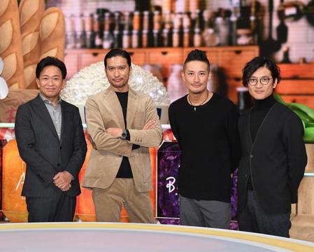 　記者会見でポーズを決めるＴＯＫＩＯの（左から）城島茂、長瀬智也、松岡昌宏、国分太一＝東京・ＮＨＫ放送センター（撮影・開出牧）