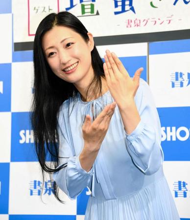 　指輪を披露するポーズをとる壇蜜＝都内（撮影・棚橋慶太）