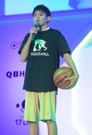 母親に感謝の言葉を述べる渡邉多緒くん＝東京・ＥＢｉＳ３０３（撮影・金田祐二）