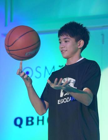 バスケットボールのパフォーマンスを見せる渡邉多緒くん＝東京・ＥＢｉＳ３０３（撮影・金田祐二）