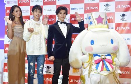 　グランプリを受賞し（左から）池田美優、武田真治、シナモンと笑顔の渡邉多緒くん（左から２人目）＝東京・ＥＢｉＳ３０３（撮影・金田祐二）