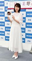 お気に入りページを披露する日比美思＝東京・書泉ブックタワー