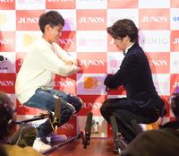 武田真治（右）とスクワットする渡邉多緒君＝東京・ＥＢｉＳ３０３（撮影・金田祐二）