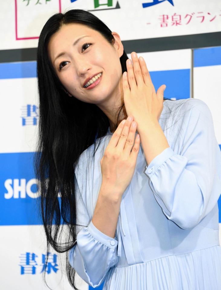 指輪を披露するポーズをとる壇蜜＝書泉グランデ神保町（撮影・棚橋慶太）