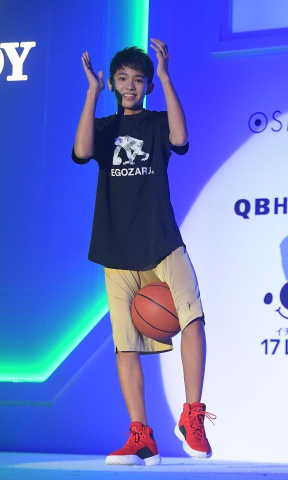 バスケットボールのパフォーマンスを見せる渡邉多緒＝東京・ＥＢｉＳ３０３（撮影・金田祐二）