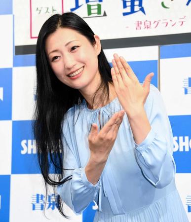 　とりあえず“エア”で－。指輪を披露するポーズをとる壇蜜＝東京・書泉グランデ神保町（撮影・棚橋慶太）