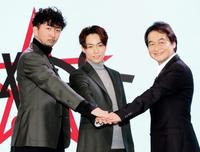 　ＥＸＰＧ高等学院の学長に就任したＥＸＩＬＥ　ＴＥＴＳＵＹＡ（中）＝都内