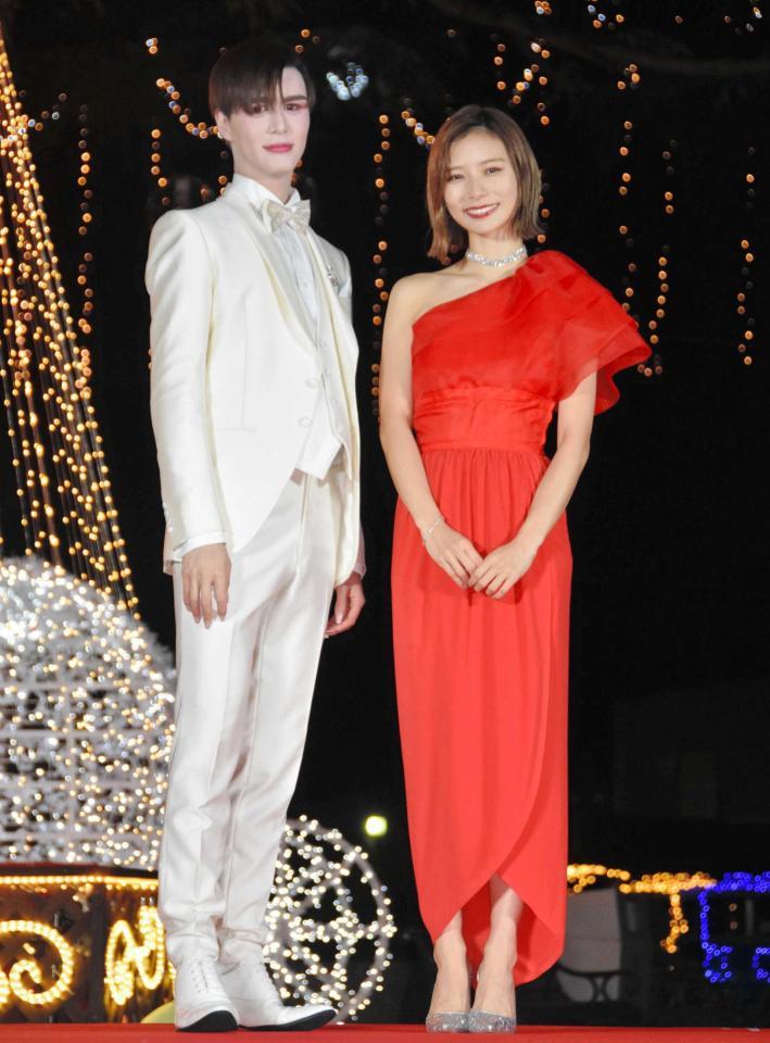 　イベントに登場したＭａｔｔ（左）、朝日奈央＝千葉・中山競馬場