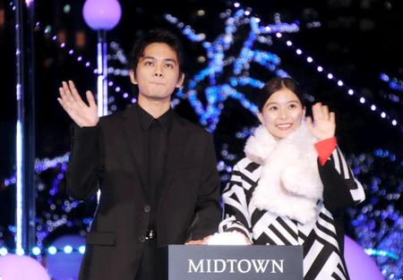 宇宙をイメージしたイルミネーションを点灯した芳根京子と北村匠海＝東京ミッドタウン