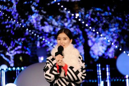 宇宙をイメージしたイルミネーションを点灯した芳根京子＝東京ミッドタウン