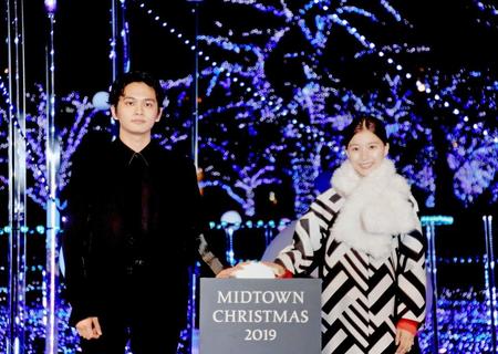 宇宙をイメージしたイルミネーションを点灯した芳根京子と北村匠海＝東京ミッドタウン