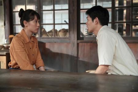 喜美子（戸田恵梨香）に深野のことをいろいろ聞く八郎（松下洸平）